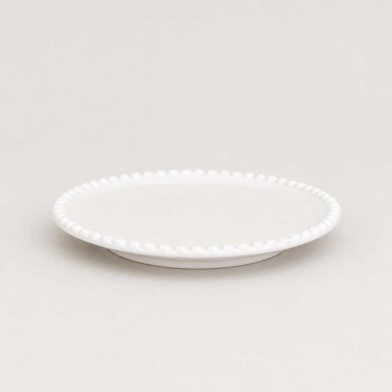 Assiette à diner avec bordure en perles